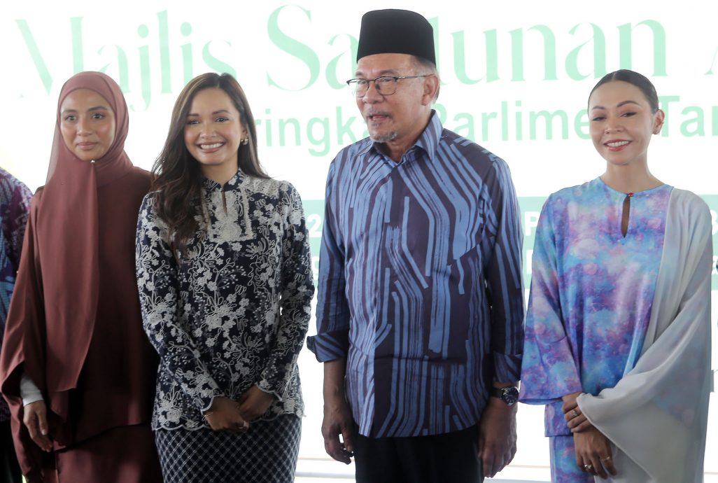 安华选区开斋节门户开放 邀请De Fam献唱变歌迷 