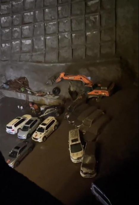 川藏线雅江段发生泥石流致多车被埋 未造成人员伤亡