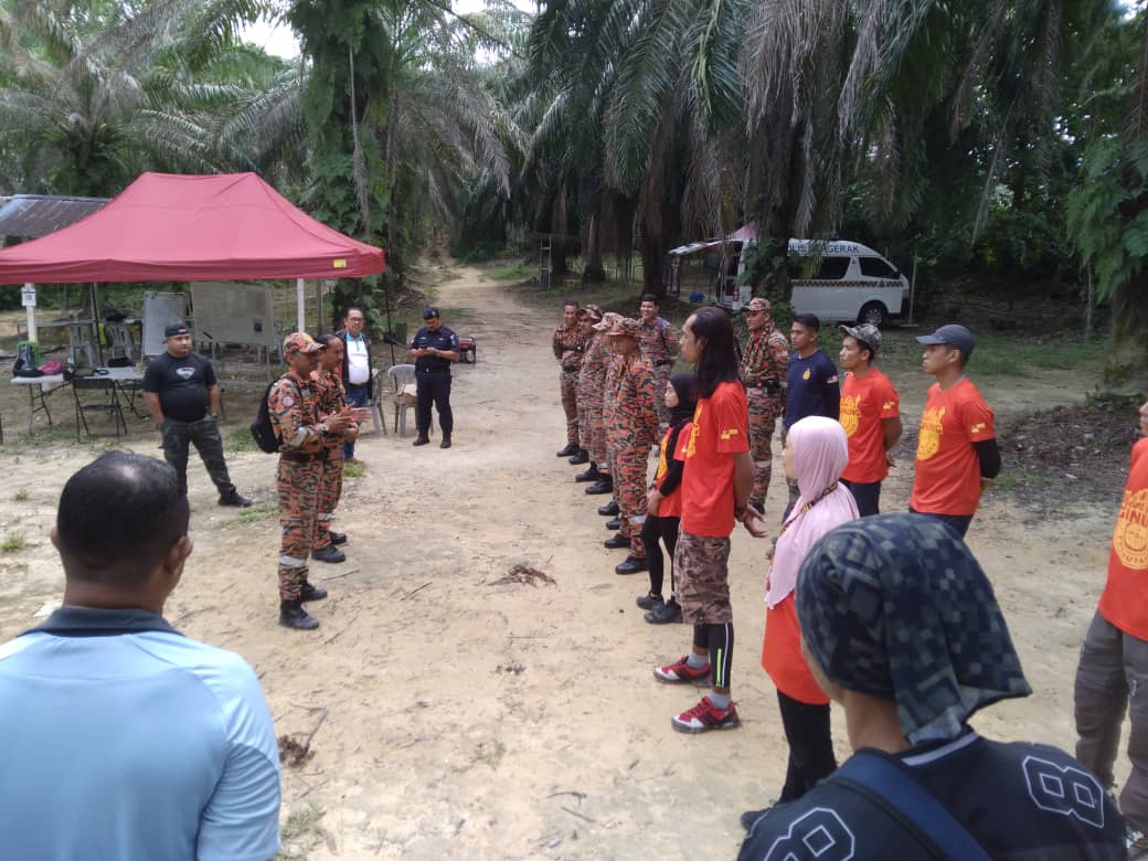 巫裔少年和家人及友人爬山·坠入山谷身亡