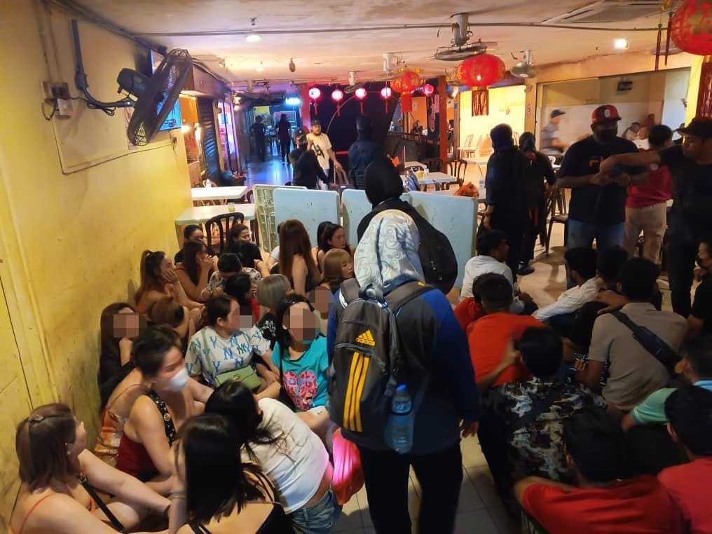 营业30年按摩院涉提供性服务 移民局取缔捕51外籍男女