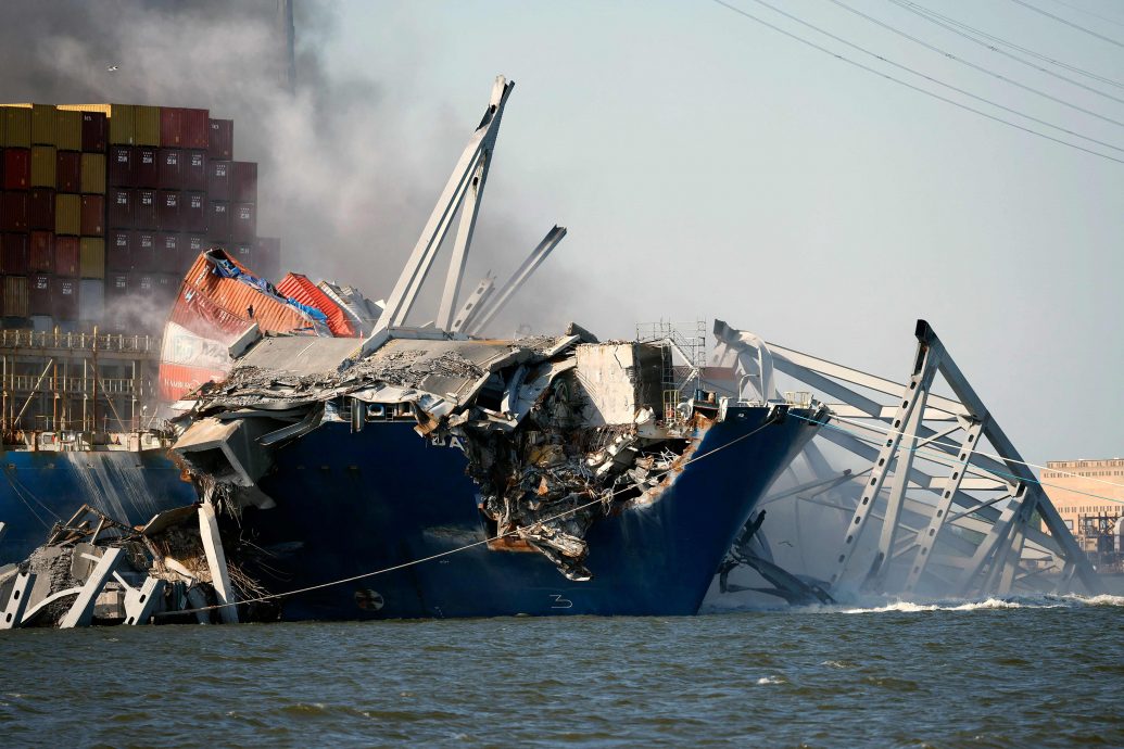 已签 美国巴尔的摩大桥进行爆破清理残骸 月底航道可望重开