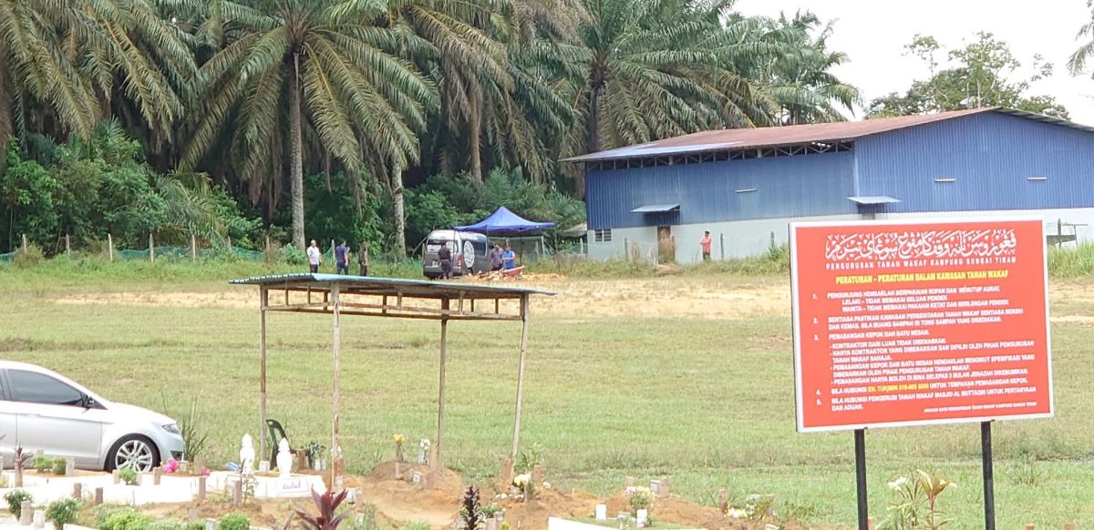 *已签发*全国:乌鲁地南警局遇袭二死一伤案:嫌犯遗体下葬,警全程监视