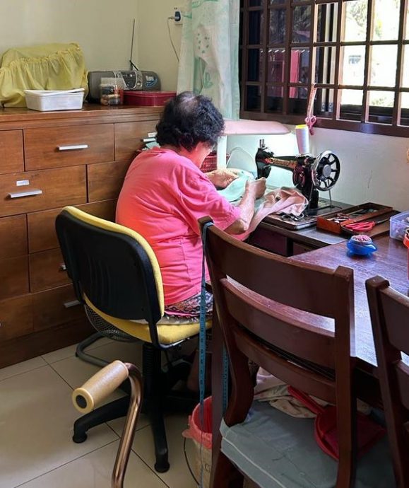 *已签发*柔【善心美事】鲐背老人 日日缝纫享恬静晚年