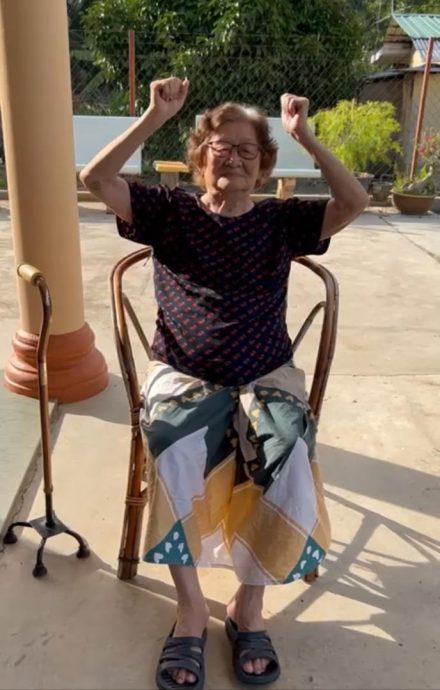 *已签发*柔【善心美事】鲐背老人 日日缝纫享恬静晚年