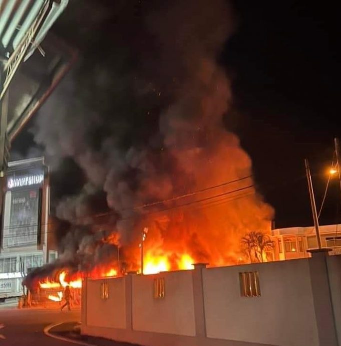 *已签发*柔︰半夜火烧水族店,烧死上万只鱼鸟