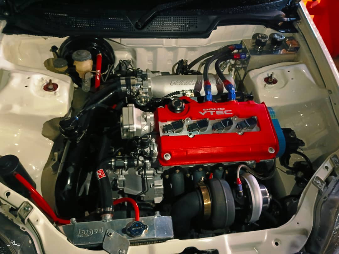 *已签发*柔︰鲁莽驾驶炫技闯红灯,昔警凌晨扣两车3男