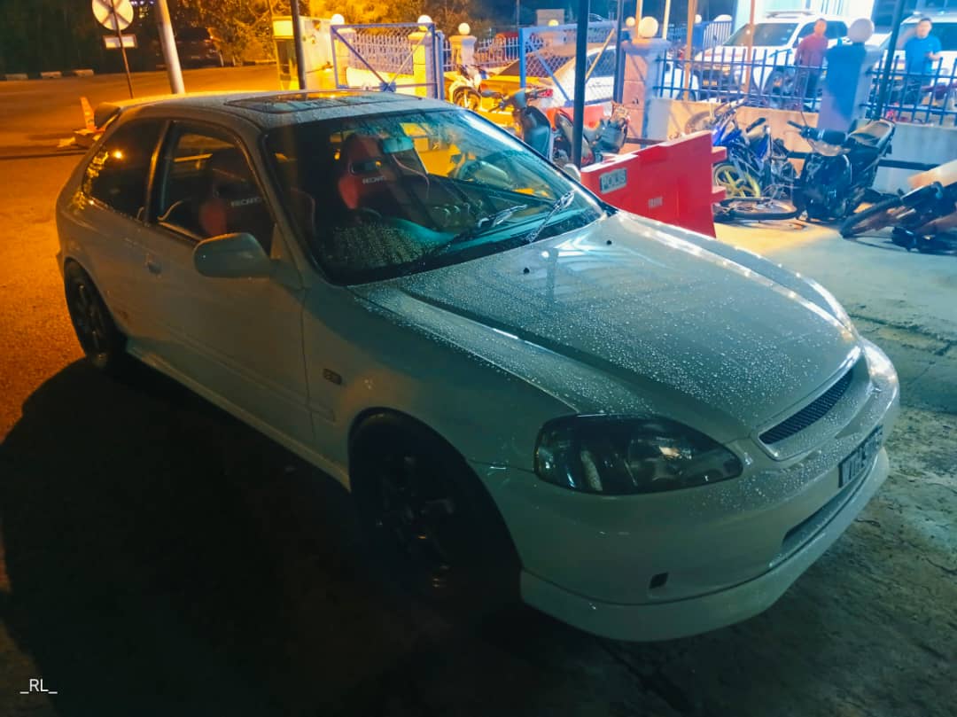 *已签发*柔︰鲁莽驾驶炫技闯红灯,昔警凌晨扣两车3男