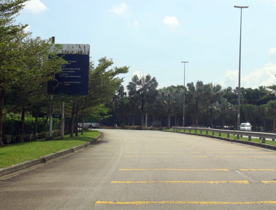 *已签发*柔:【民生特工队】:依城行政中心2交通圈隐藏危险,居民敦促当局改善,免再有意外发生