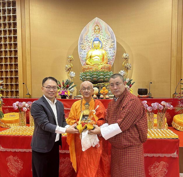 **已签发**柔:头条:狮城二三事:泥塑原来是400年古董佛像,狮城夫妇决定归还不丹