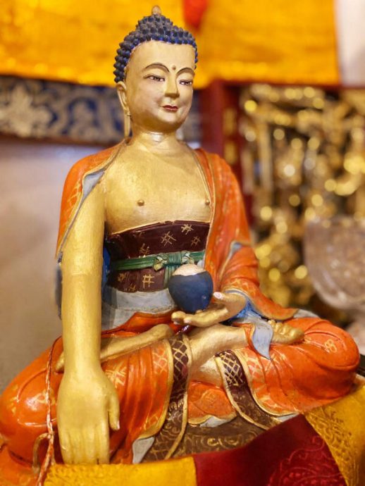 **已签发**柔:头条:狮城二三事:泥塑原来是400年古董佛像,狮城夫妇决定归还不丹