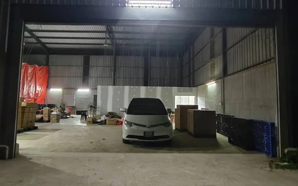 *已签发*柔:柔州水警检举笨珍1工厂,起获50万仿冒烈酒4外籍男落网