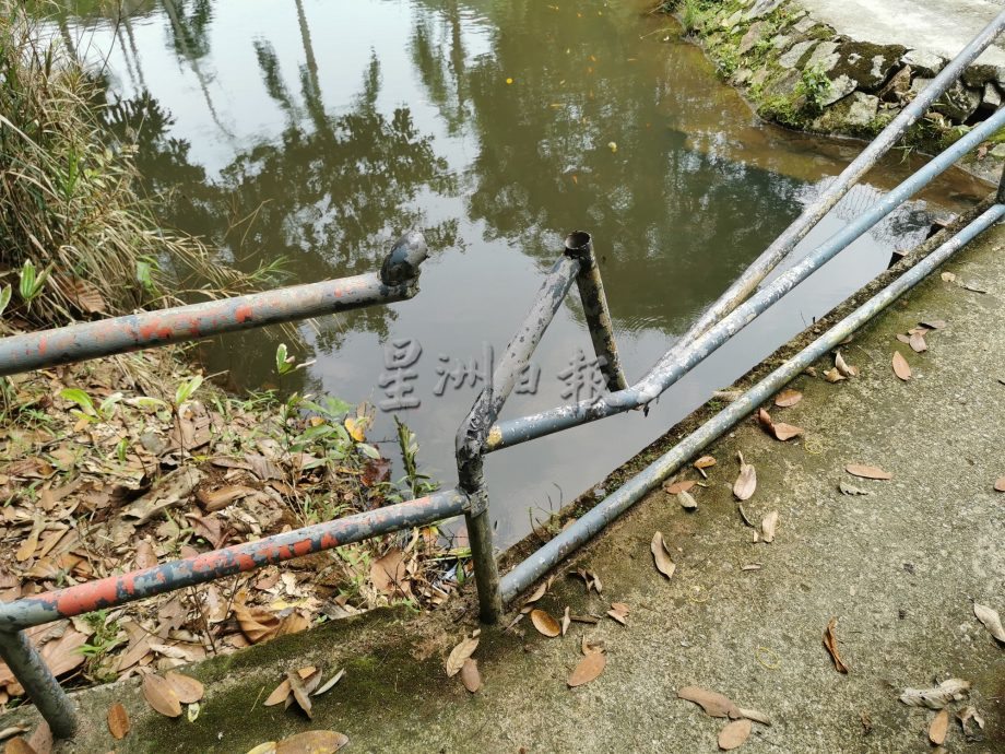 *已签发*柔：民生特工队：峇龙华山庄休闲森林设施年久失修，登山客步步惊心