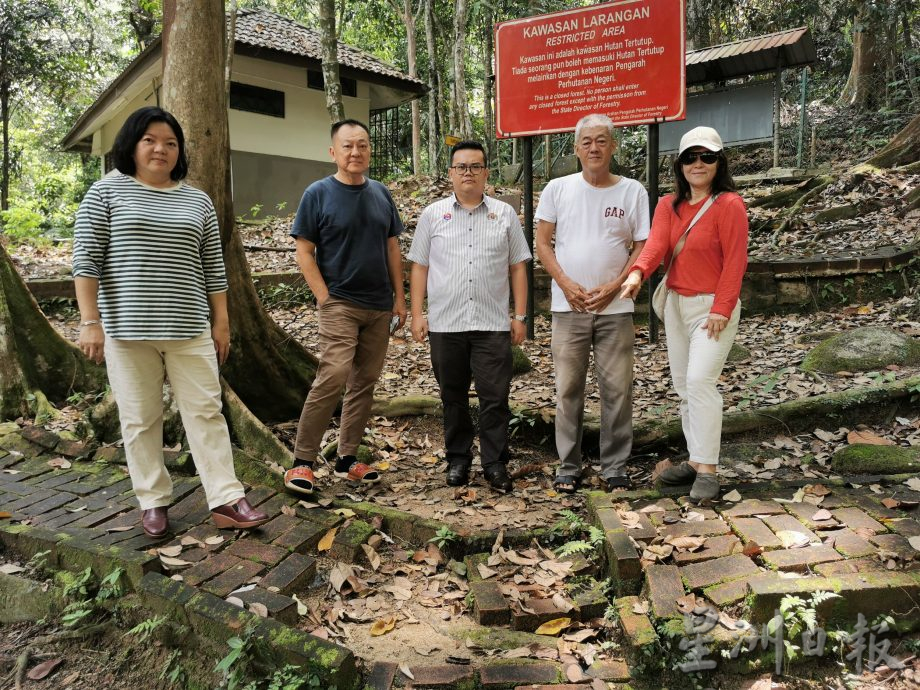 *已签发*柔:民生特工队:峇龙华山庄休闲森林设施年久失修,登山客步步惊心