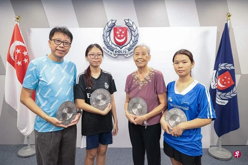 *已签发*柔:狮城二三事:一家3口和帮佣助男子免坠楼 获新加坡警方公民意识奖