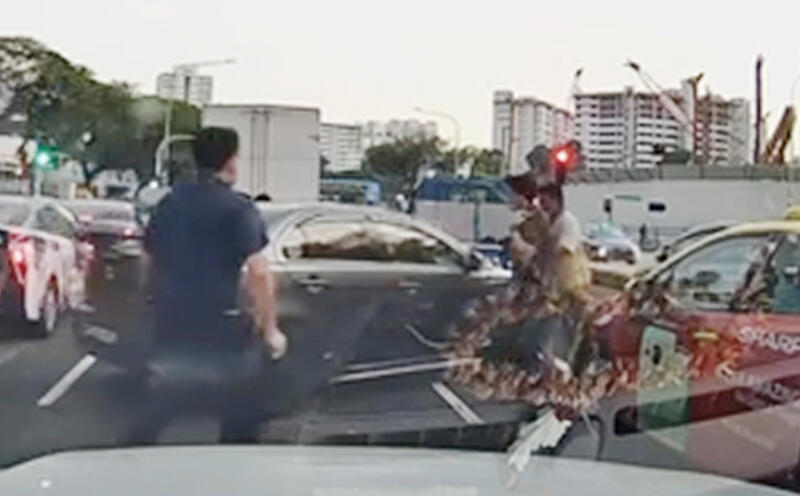 **已签发**柔:狮城二三事:可疑轿车被“围困”,司机撞数车图逃