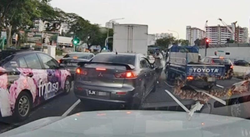 **已签发**柔:狮城二三事:可疑轿车被“围困”,司机撞数车图逃