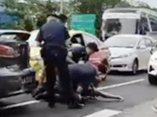 **已签发**柔:狮城二三事:可疑轿车被“围困”,司机撞数车图逃