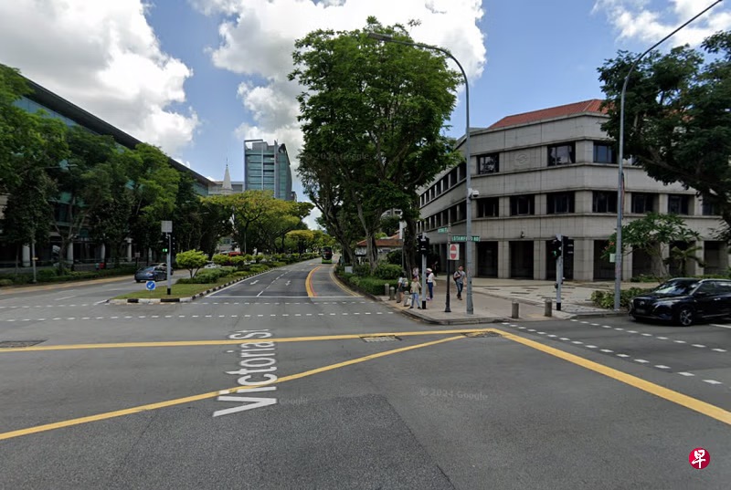 *已签发*柔:狮城二三事:试图上狮城辅警运钞车 醉男紧抓后车门850公尺