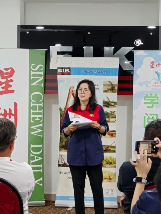 *已签发:柔:本报活动:EIK Engineering SDN BHD热心赞助 柔南23所华小获赠报