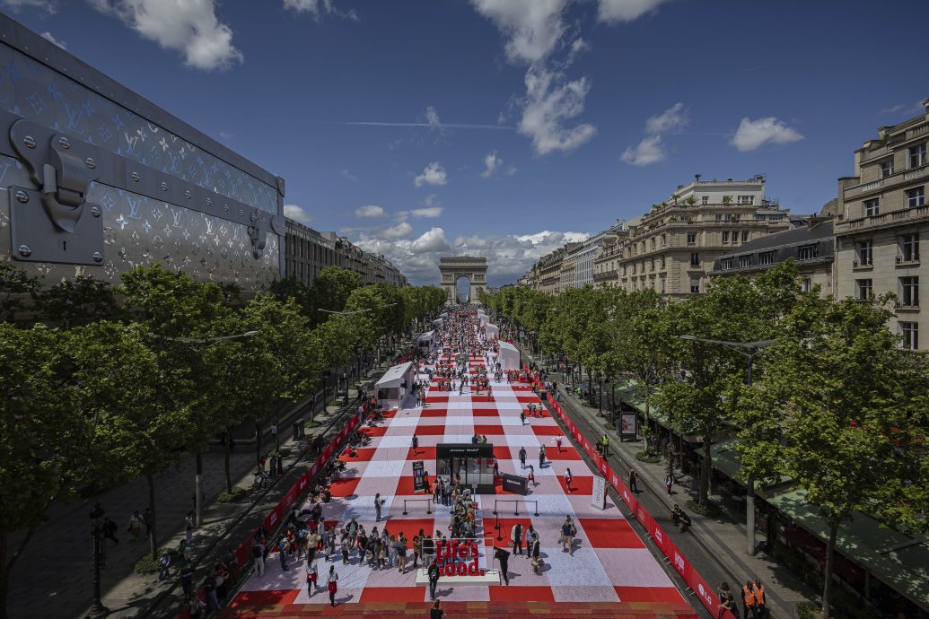 巴黎香榭丽舍大道铺上巨型野餐布 4000人享受日光浴和野餐