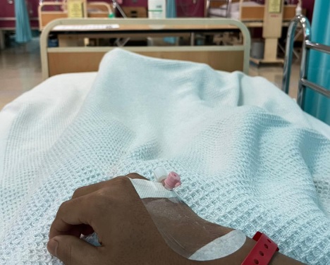 常揉眼睛致眼角膜受伤须动手术  21岁青年劝大众改掉坏习惯