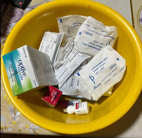 常揉眼睛致眼角膜受伤须动手术  21岁青年劝大众改掉坏习惯