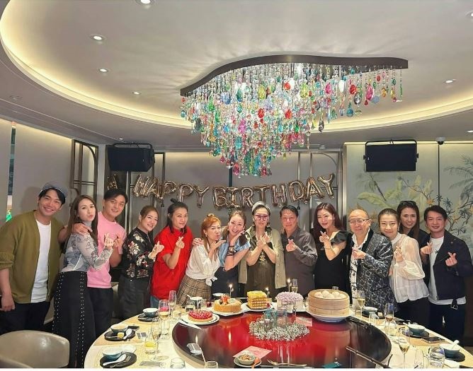 庄思敏庆44岁生日 杨明眼睛肿胀似被打