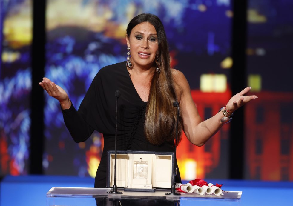 康城影后历史性诞四黄蛋 赛琳娜偶像转型演技获认可