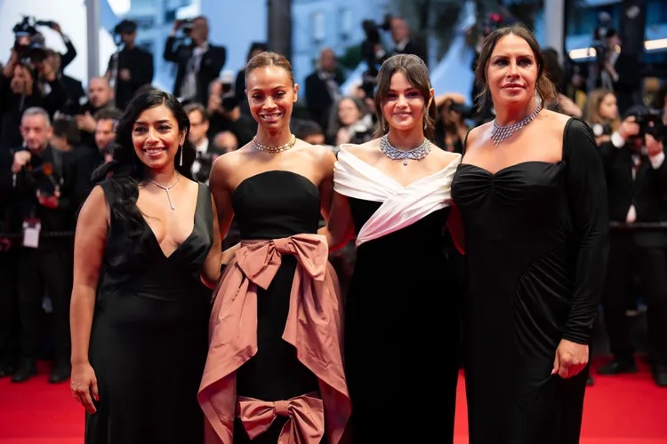 康城影后历史性诞四黄蛋 赛琳娜偶像转型演技获认可