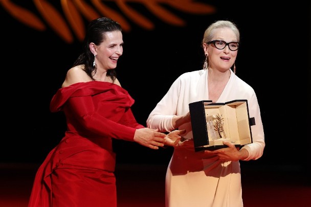 康城影展|自曝40岁曾以为事业结束 梅姨领终身成就奖嗨到跳舞