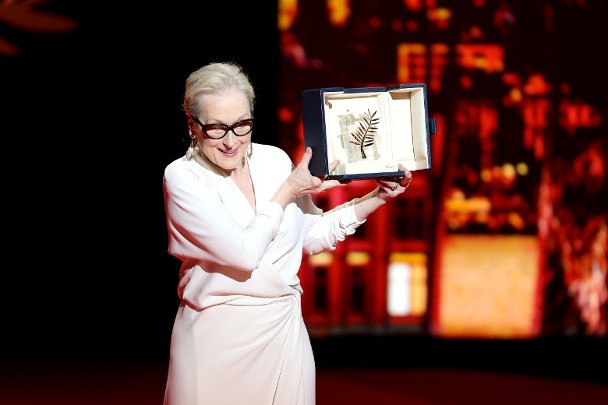 康城影展|自曝40岁曾以为事业结束 梅姨领终身成就奖嗨到跳舞