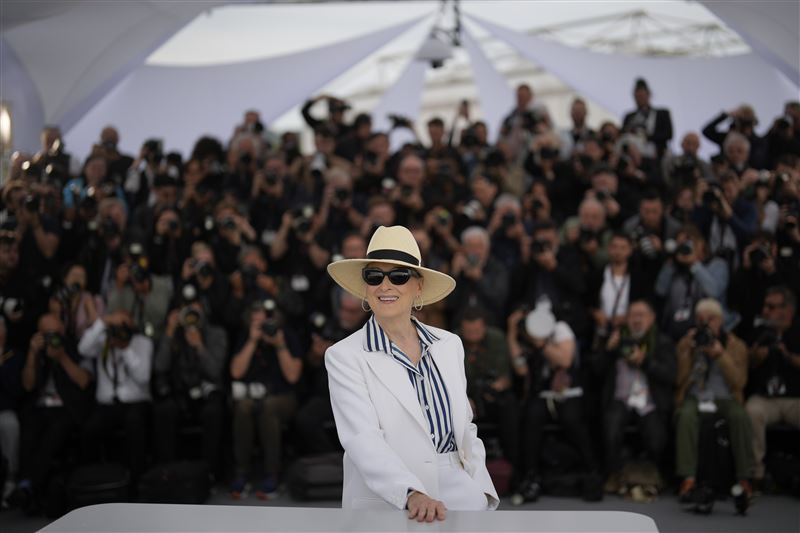 康城影展|自曝40岁曾以为事业结束 梅姨领终身成就奖嗨到跳舞