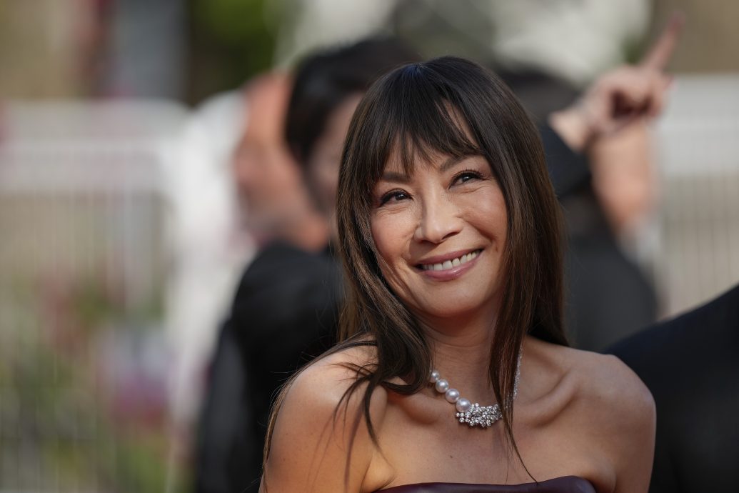 康城捧场凯文高士纳新片 杨紫琼新发型获赞逆龄