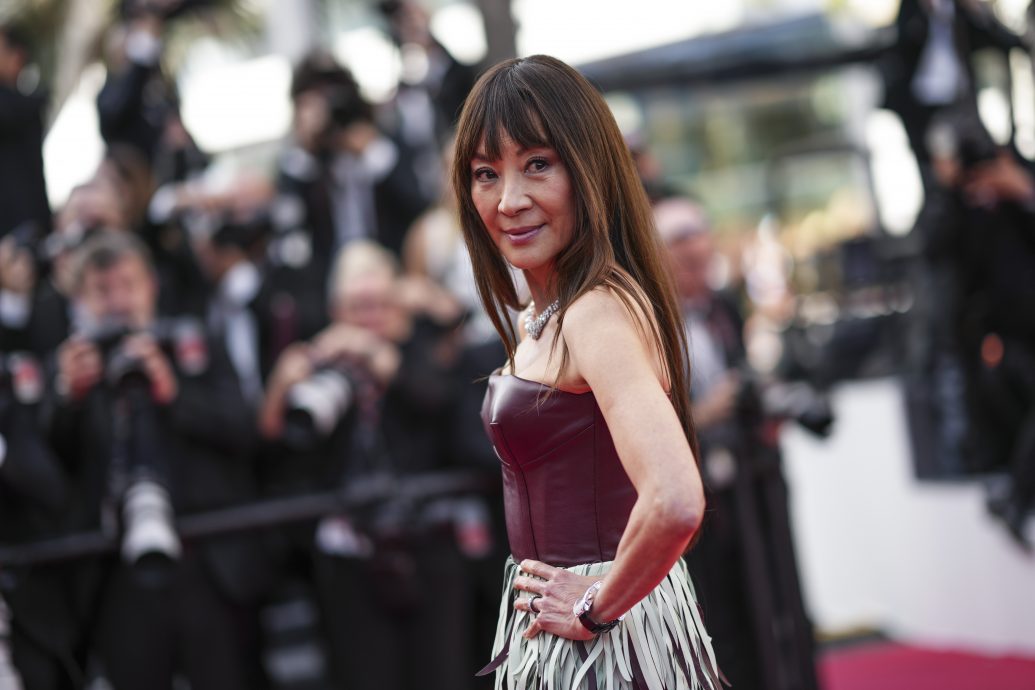 康城捧场凯文高士纳新片 杨紫琼新发型获赞逆龄