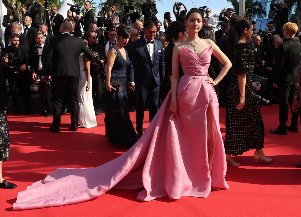 康城捧场凯文高士纳新片 杨紫琼新发型获赞逆龄