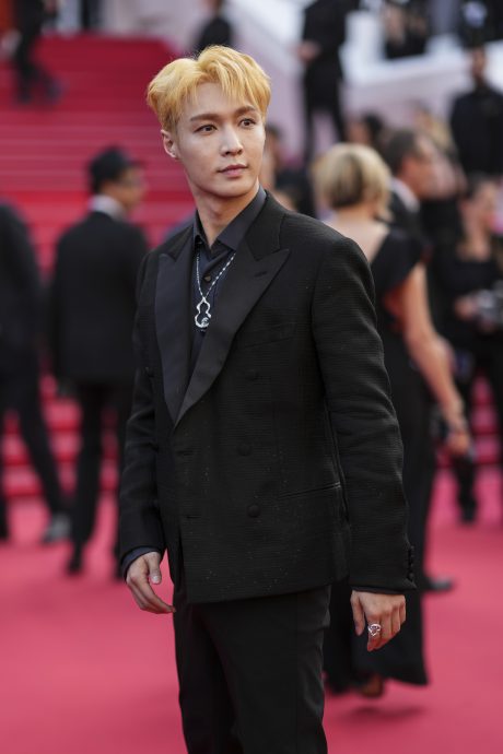 康城捧场凯文高士纳新片 杨紫琼新发型获赞逆龄