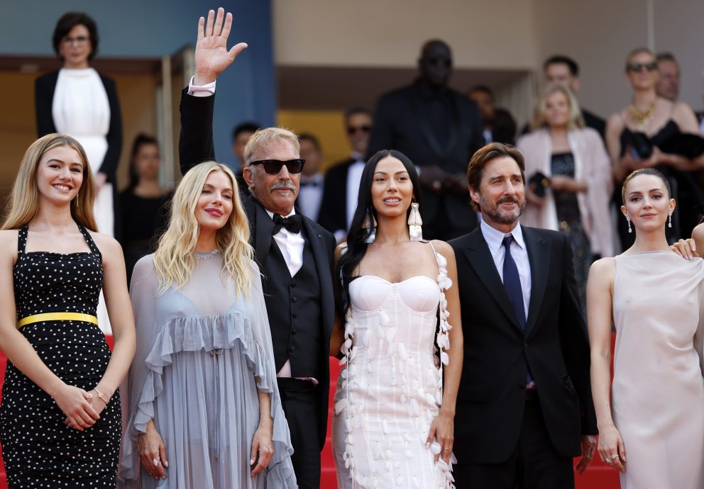 康城捧场凯文高士纳新片 杨紫琼新发型获赞逆龄