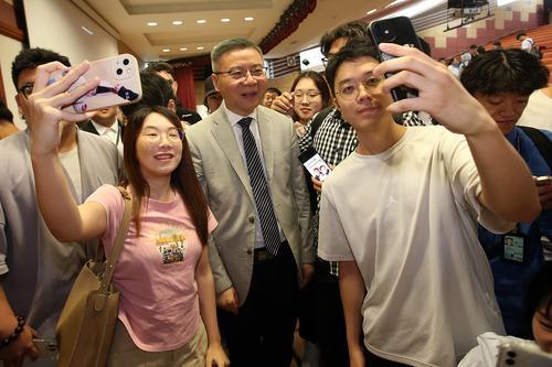 张维为:中国形象在非西方国家渐改善