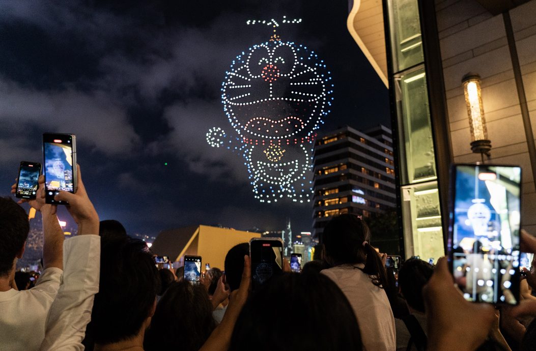 拼盘∕全球首场《多啦A梦》无人机汇演 随意门、大雄、静香现身维港上空