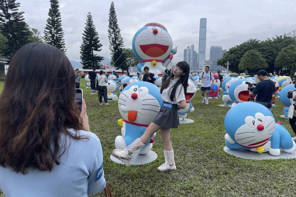 拼盘∕全球首场《多啦A梦》无人机汇演 随意门、大雄、静香现身维港上空