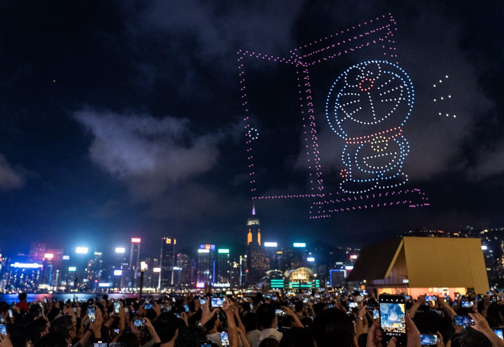 拼盘∕全球首场《多啦A梦》无人机汇演 随意门、大雄、静香现身维港上空