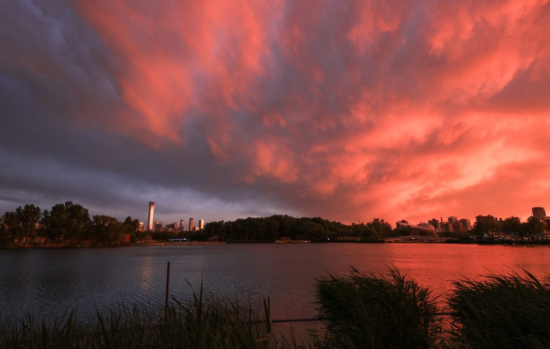 拼盘∕北京现七彩祥云、火烧云 网友:美哭了