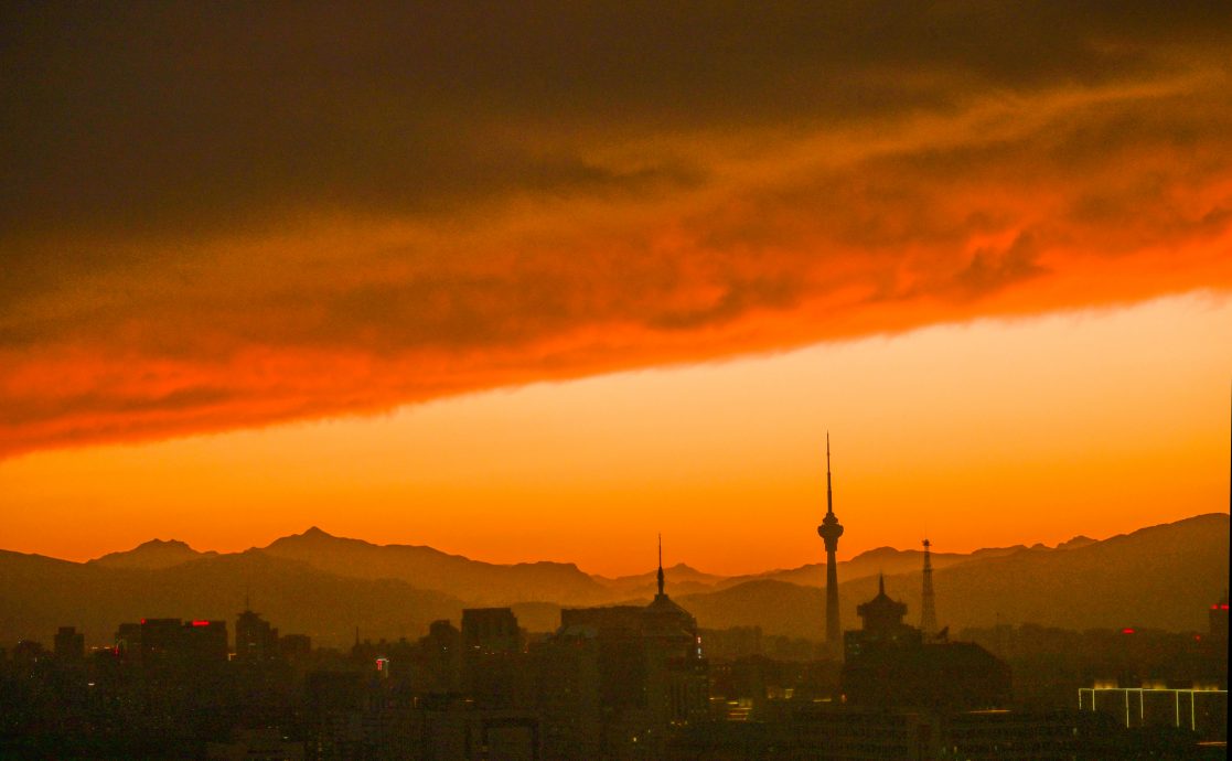 拼盘∕北京现七彩祥云、火烧云 网友:美哭了