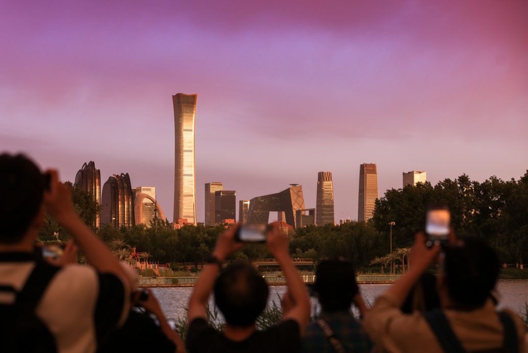 拼盘∕北京现七彩祥云、火烧云 网友:美哭了