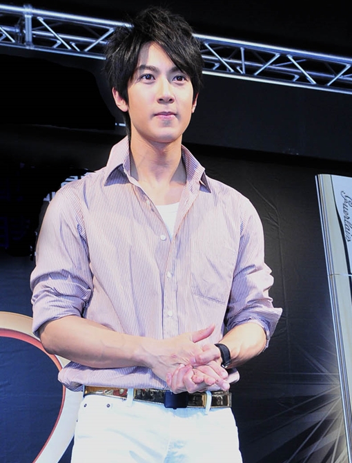 挥别奶油形象大展男人味 吴尊半裸打球放送“黑炭肌”