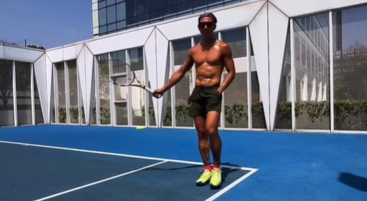 挥别奶油形象大展男人味 吴尊半裸打球放送“黑炭肌”