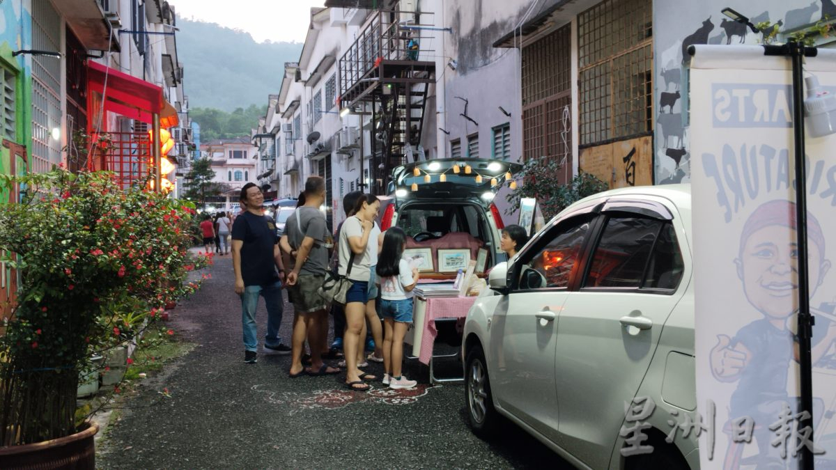 推动车尾箱文化 33车聚万里望办市集 