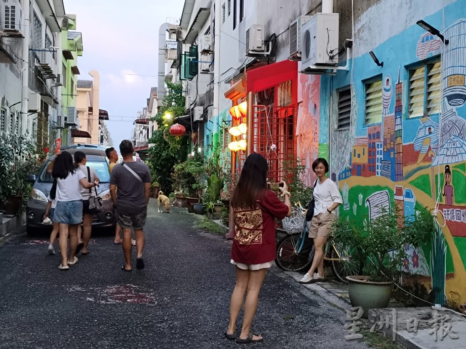 推动车尾箱文化 33车聚万里望办市集 