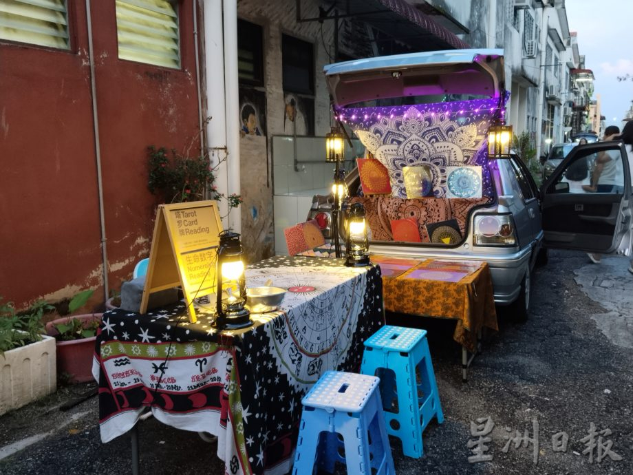 推动车尾箱文化 33车聚万里望办市集 