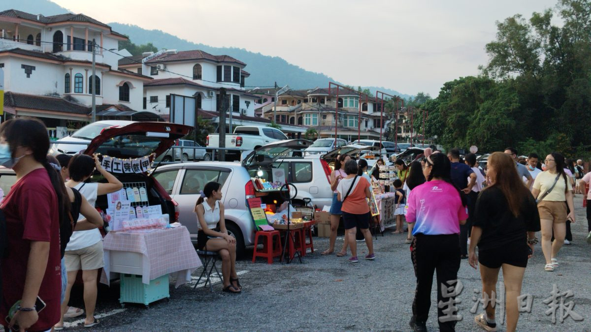 推动车尾箱文化 33车聚万里望办市集 